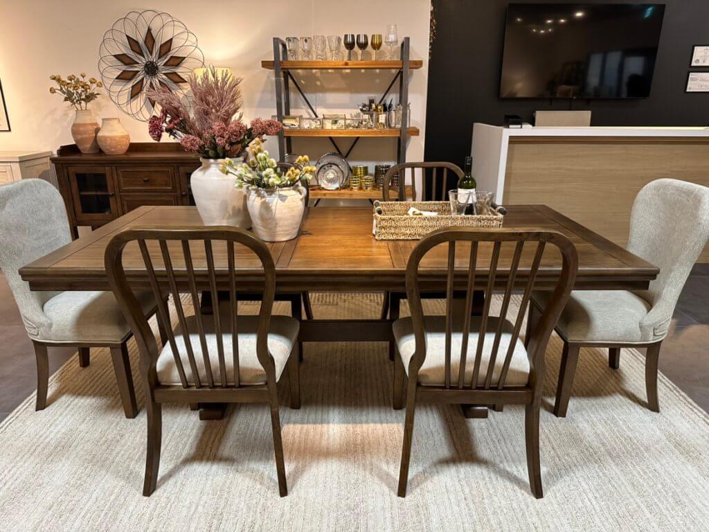 カントリークラシックのダイニングセット