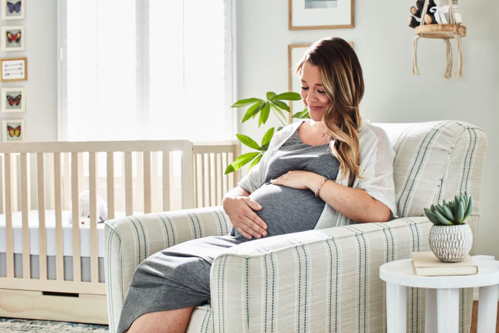海外ママの定番！出産準備で用意したい「ナーサリーチェア」で、授乳＆育児も快適な時ひとときを
