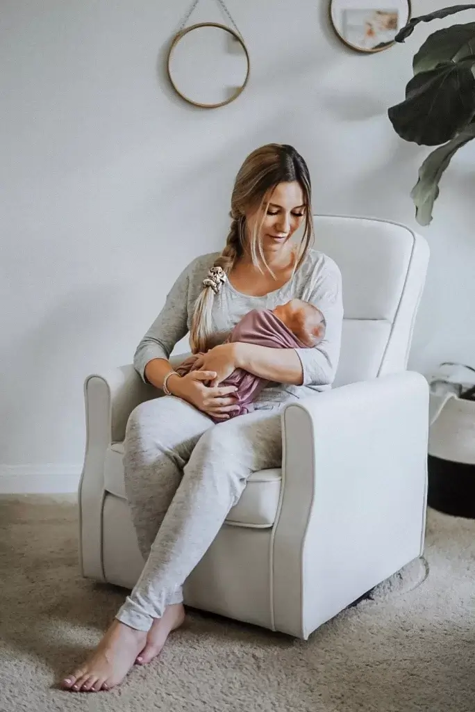 ロッキングチェアに座るママとベビー