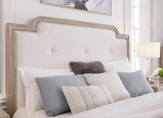 さりげないタフティング+シルバーのスタッズ付き