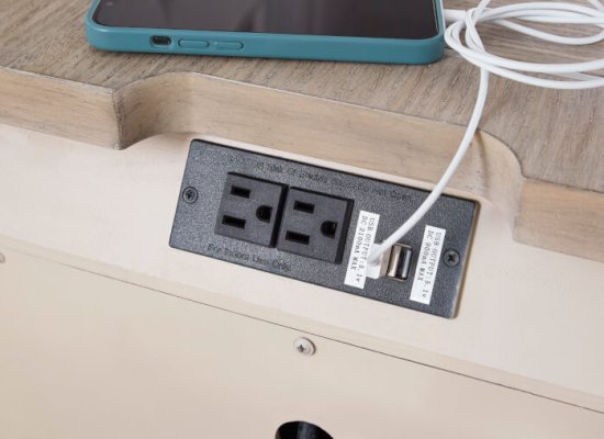 ナイトテーブルは嬉しい電源付